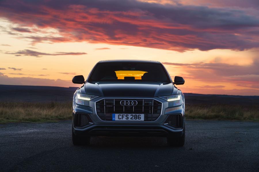  Audi Q8 50 TDI Quattro S-Line 2018 года  (UK) (фото 11 из 27)